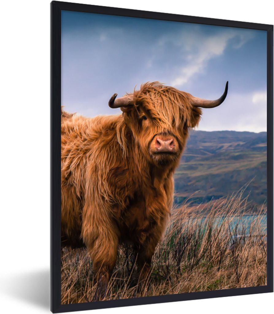 MuchoWow Gerahmtes Poster Schottischer Highlander - Berg - Wasser - Natur - Kuh 30x40 cm - Poster mit Schwarzem Bilderrahmen Wandposter Rahmen Fo...