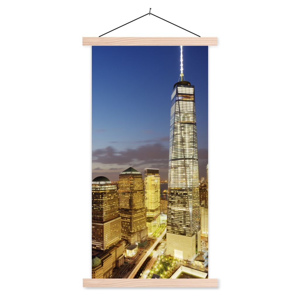 MuchoWow Textilposter Das One World Trade Center in New York bei Nacht 40x80 cm mit holzfarbenen Rahmen - Wohnzimmer