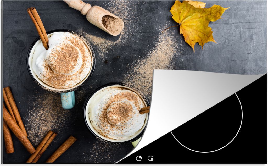 KitchenYeah Herdabdeckplatte Ein herbstlicher Kaffee mit Zimt von oben betrachtet , 81x52cm, Küche Deko, Glaskeramikfeld Herdabdeckung, Abdeckpl...
