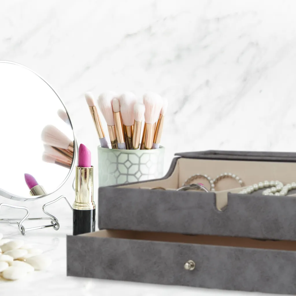 Coffret à bijoux rectangulaire aspect cuir avec compartiments variés