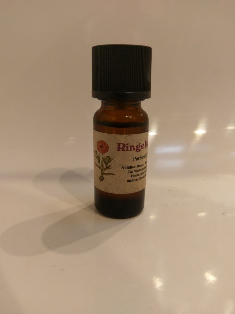 Kleine braune Flasche mit einem schwarzen Verschluss. Auf dem Etikett steht "Ringelblume".
