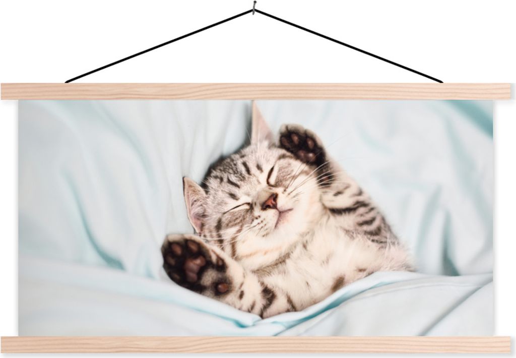 MuchoWow Textilposter Kätzchen - Bett - Pfoten - Mädchen - Kinder - Kinder - Kind 120x60 cm mit holzfarbenen Rahmen - Klemmleiste
