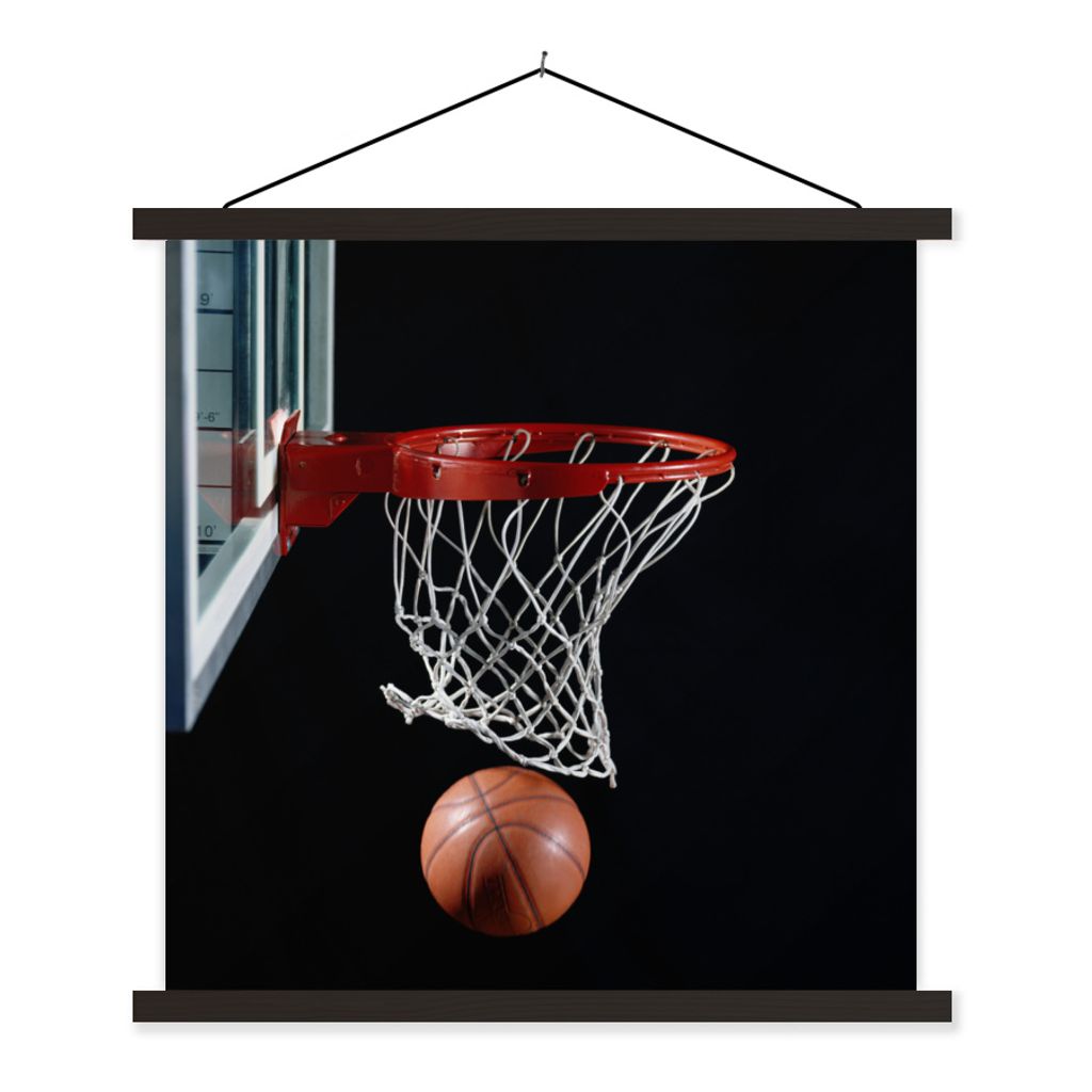 MuchoWow Textilposter Ein Basketball neben dem Korb auf schwarzem Hintergrund 40x40 cm mit schwarzem Rahmen - Fotos