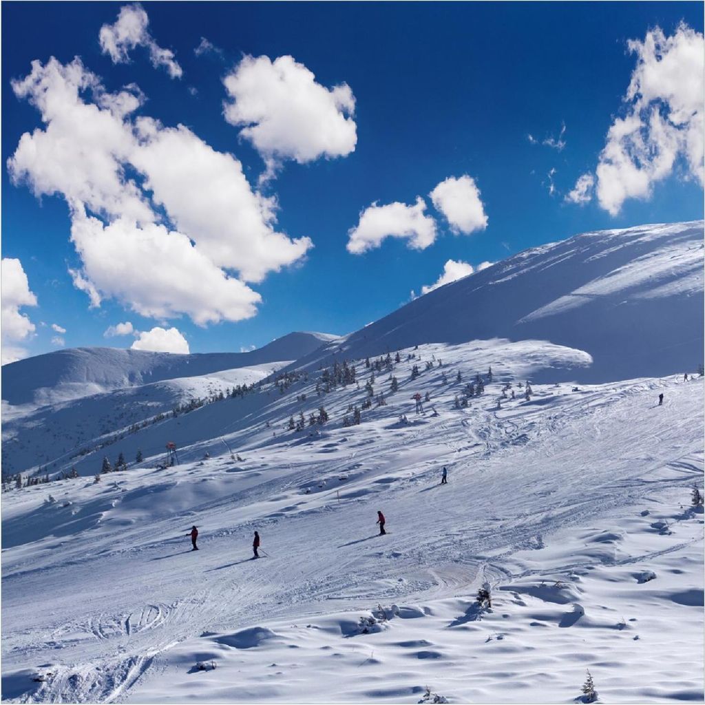 Wallario Premium Glasbild, freischwebende Optik, kräftige Farben, Größe 50 x 50 cm Motiv Ski-Piste in den Alpen