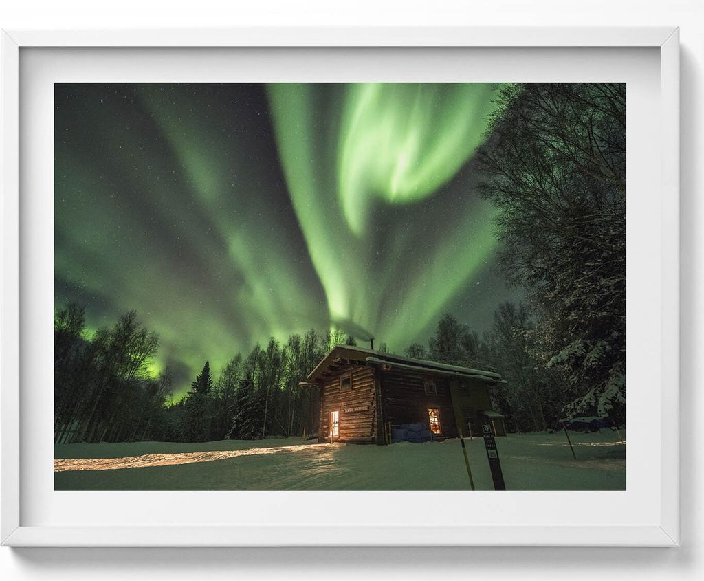 Aurora borealis und Hütte im Wald– Wandbild mit Rahmen – Gerahmtes Bild – Wanddekoration – 80x60 cm – Weiß Rahmen