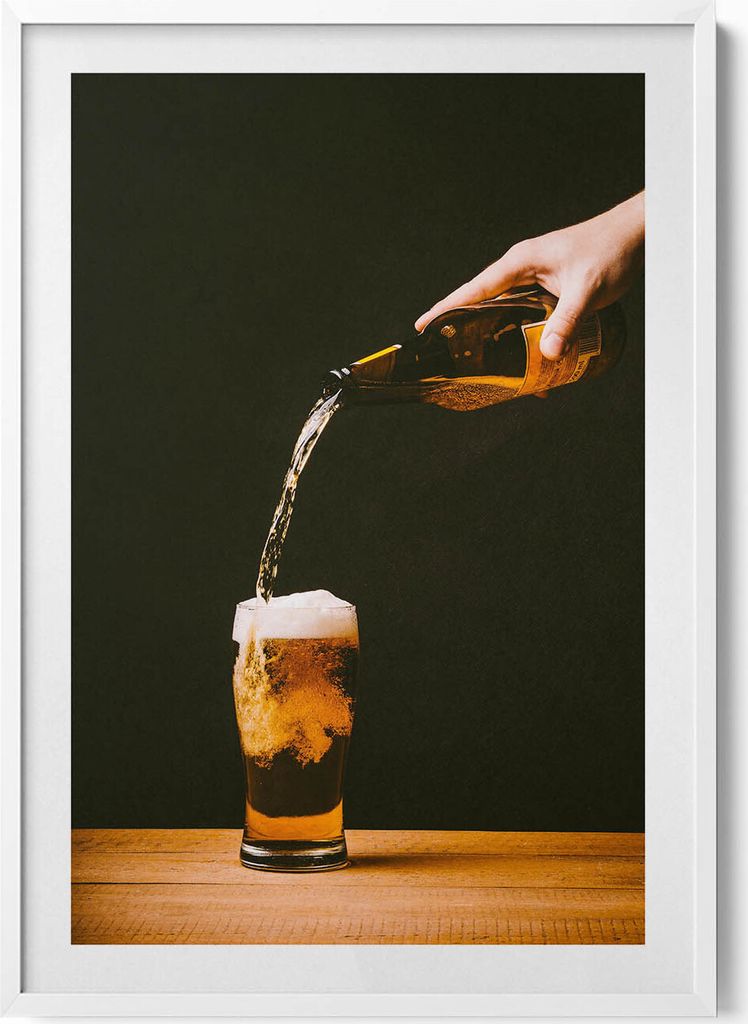 Bier in einen Becher gießen– Wandbild mit Rahmen – Gerahmtes Bild – Wanddekoration – 70x100 cm – Weiß Rahmen
