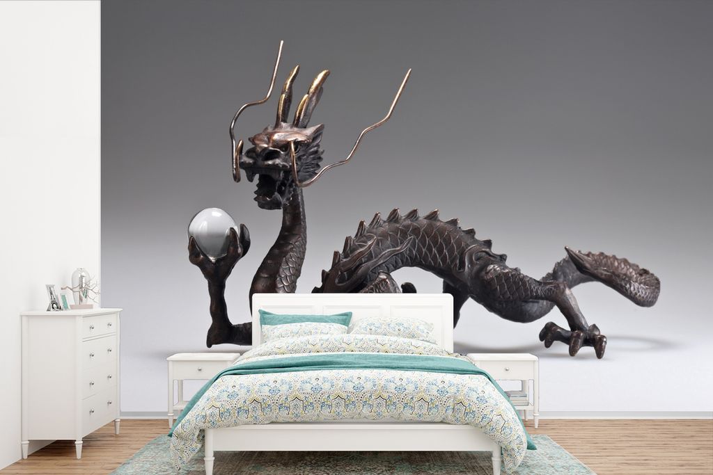 MuchoWow Fototapete für Wohnzimmer oder Schlafzimmer Wandtapete Vinyl Motivtapete Kleiner chinesischer Drache vor einem weißen Hintergrund - 36...