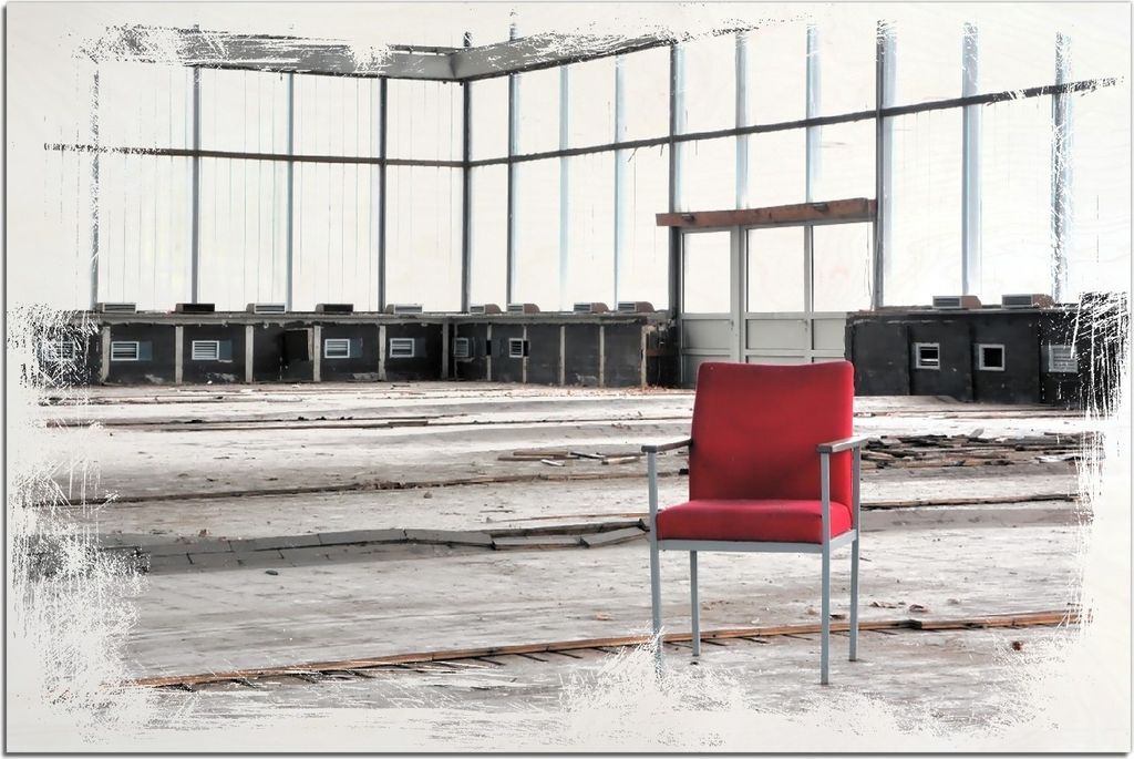 Kunstdrucke Wandbilder Holz in : Brillante Farben, Größe 60 x 90 cm Motiv Stille und Leere - ein einsamer roter Stuhl in einer alten Halle
