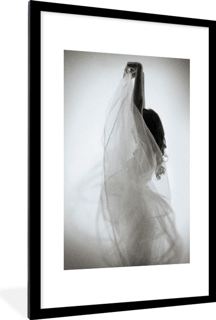MuchoWow Gerahmtes Poster Frauen - Kleid - Tanzen - Schwarz und weiß 60x90 cm - Poster mit Schwarzem Bilderrahmen Wandposter Rahmen Foto Bilder ...