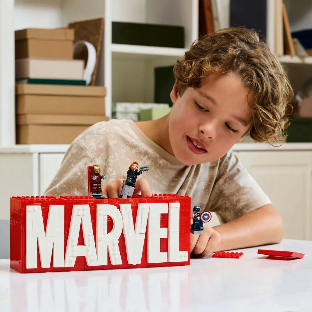 LEGO Marvel 76313 Set de construction idéal pour bureau et gaming setup