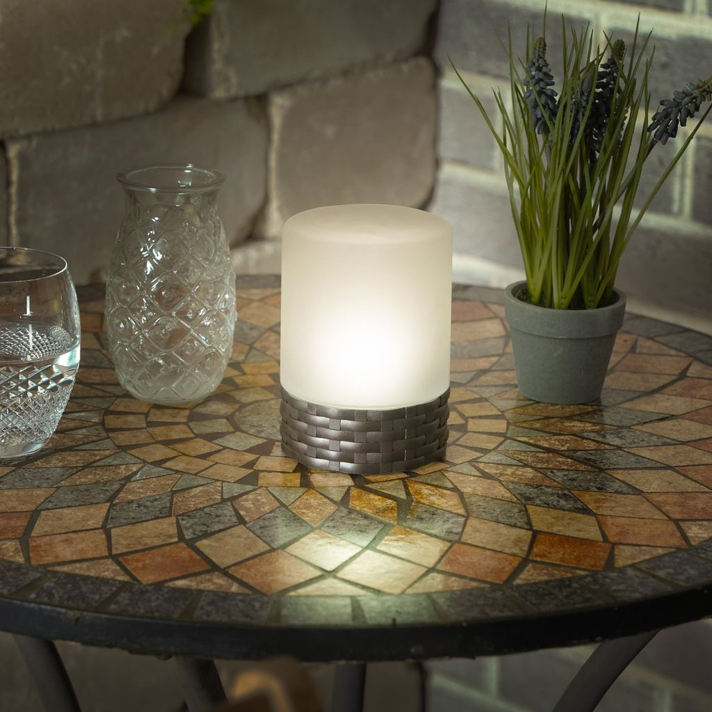 esotec Dekorative Solar Tischleuchte Rattan Style aus Glas Produktbild 