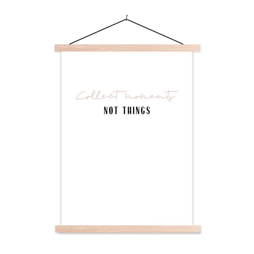 MuchoWow Textilposter Text - Momente sammeln, nicht Dinge - Zitate 120x160 cm mit holzfarbenen Rahmen - Plakatkarton