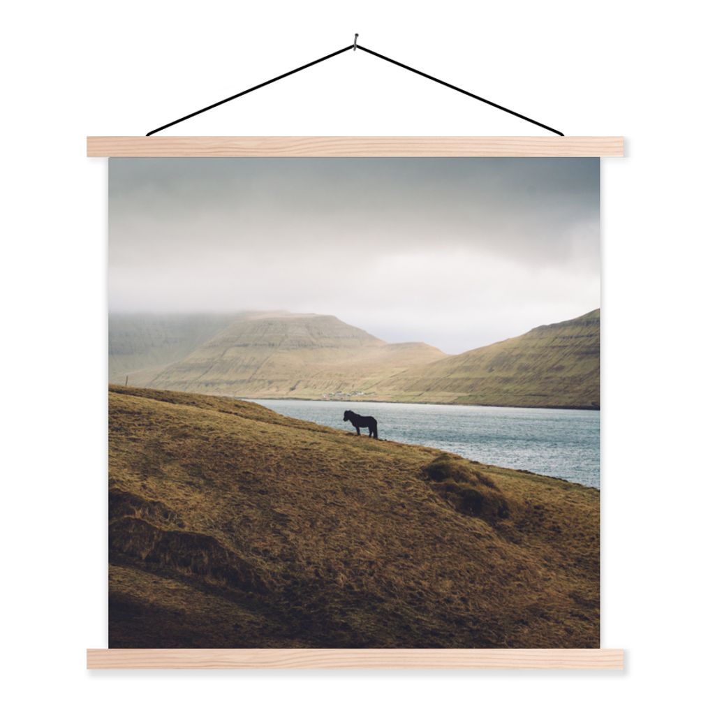 MuchoWow Textilposter Pferd - Berg - Landschaft 60x60 cm mit holzfarbenen Rahmen - Wanddekoration