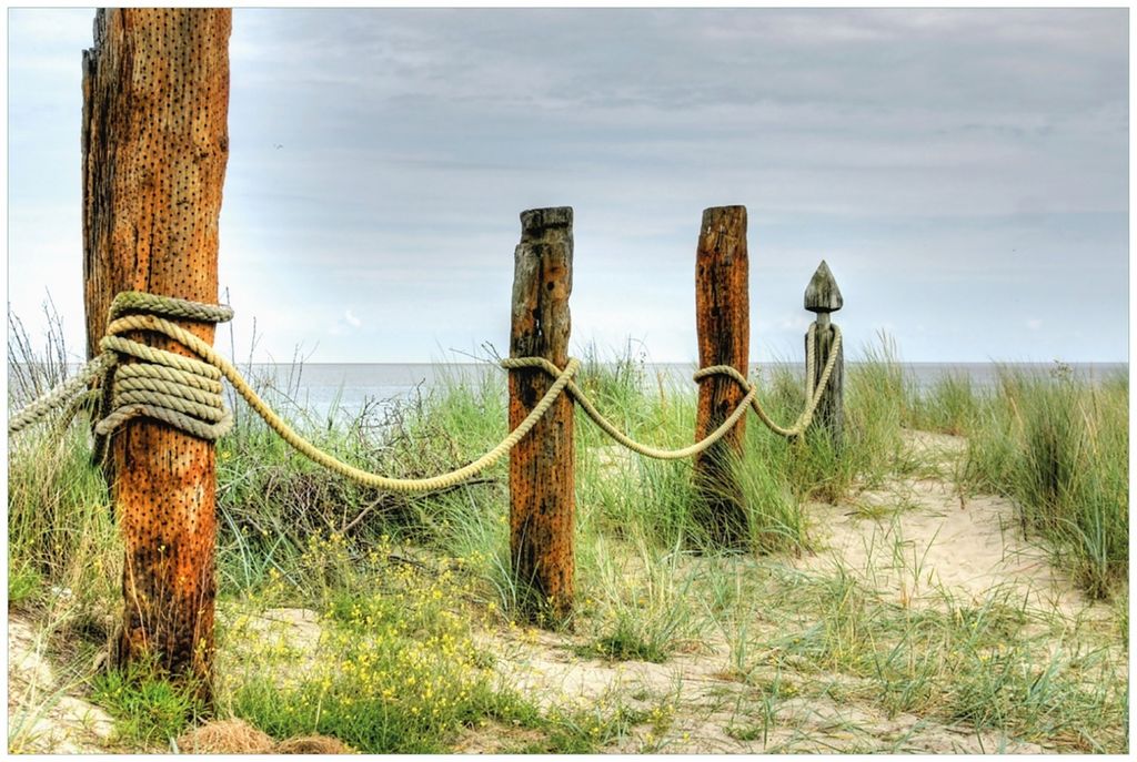 Wallario Premium Glasbild, freischwebende Optik, kräftige Farben, Größe 90 x 60 cm Motiv Düne am Strand mit Holzpfahl