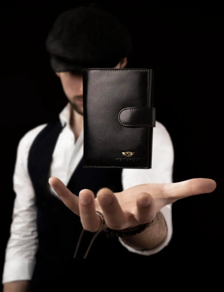 Peterson Yarikh Portafoglio Uomo in Pelle Nera: L'Essenza del Lusso - 11