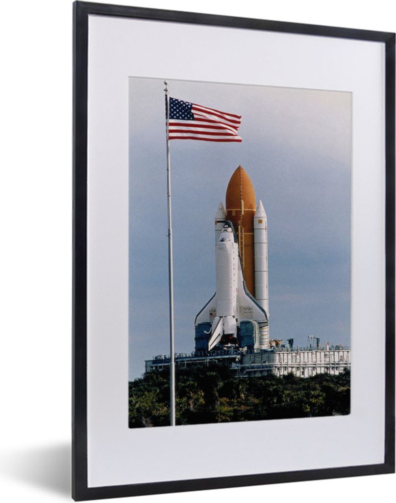 MuchoWow MuchoWow Gerahmtes Poster Eine Raumfähre auf der Startrampe mit der amerikanischen Flagge 30x40 cm - Poster mit zchwarzem Bilderrahme...