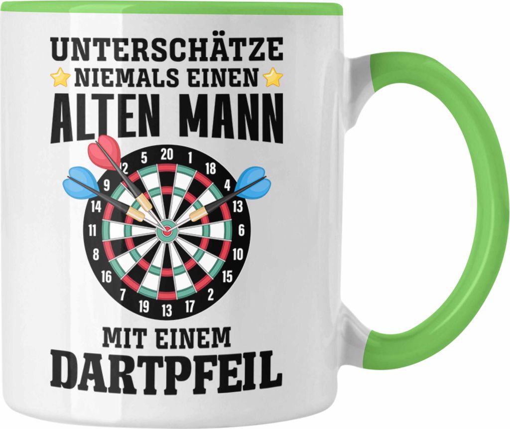 Trendation - Dart Tasse Unterschätze Niemals Einen Alten Mann Mit Einem Dartpfeil Spruch Männer Dart-Spieler Geschenkidee (Grün)