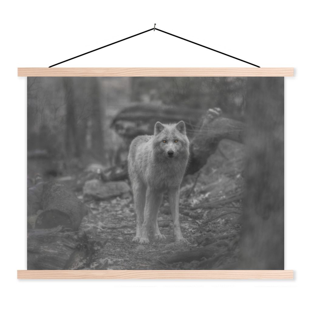 MuchoWow Textilposter Weißer Wolf im Wald in Schwarz und Weiß 60x45 cm mit holzfarbenen Rahmen - Bild