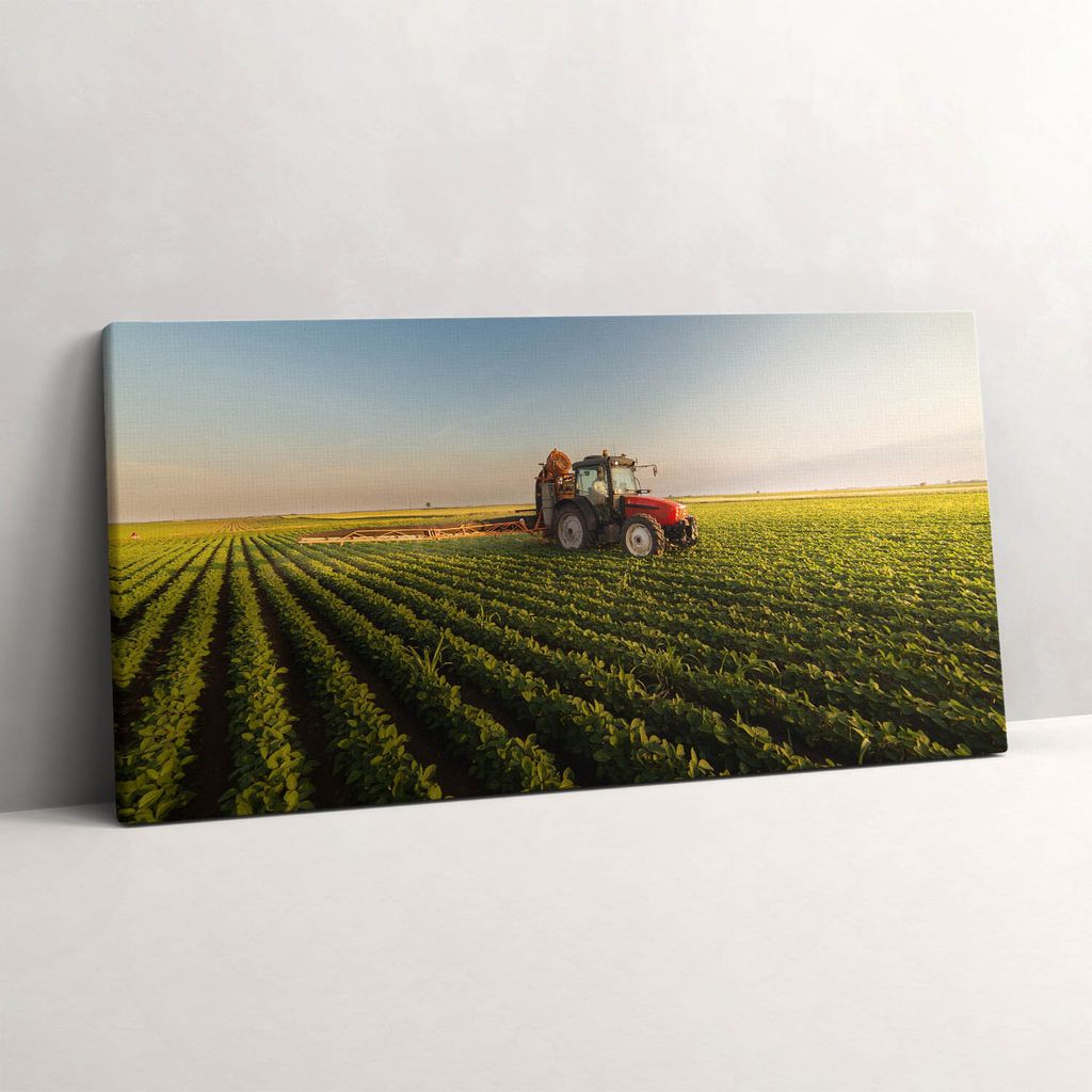 Traktor beim Besprühen eines Feldes – Leinwandbild Wandbild – 140x70 cm – Leinwandbilder – Wandbilder – Schlafzimmer – Flur