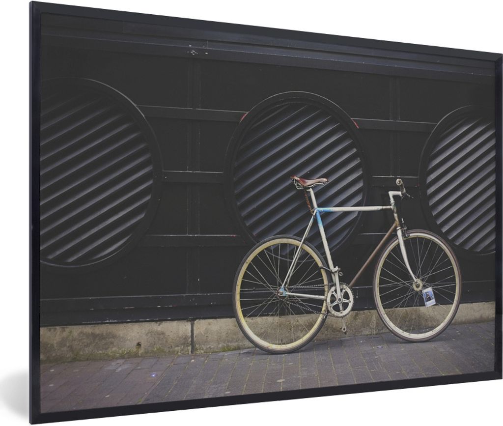 MuchoWow Gerahmtes Poster Ein auf dem Gehweg abgestelltes Fahrrad 90x60 cm - Poster mit Schwarzem Bilderrahmen Wandposter Rahmen Foto Bilder - Fo...