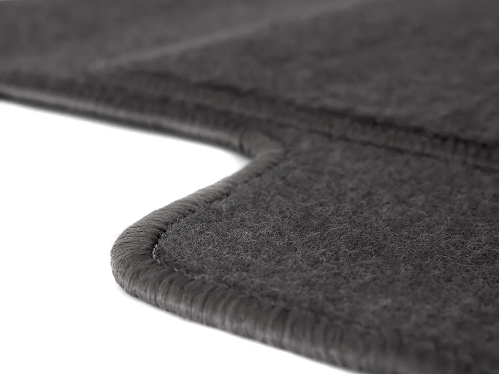 Tapis de sol voiture gris avec bordure luxe et découpe de précision