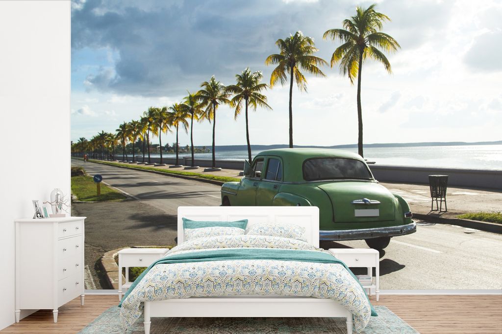 MuchoWow Fototapete für Wohnzimmer oder Schlafzimmer Wandtapete Vinyl Motivtapete Ein grüner kubanischer Oldtimer unter Palmen - 420x280 cm - Z...
