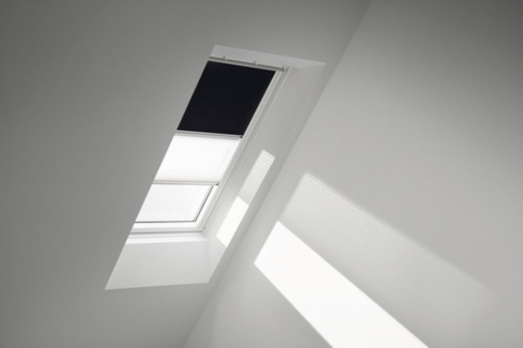 VELUX Vorteils-Set Verdunkelungsrollo uni schwarz und Faltstore Plissee weiß manuell Rahmen weiß DFD FK04 3009SWL