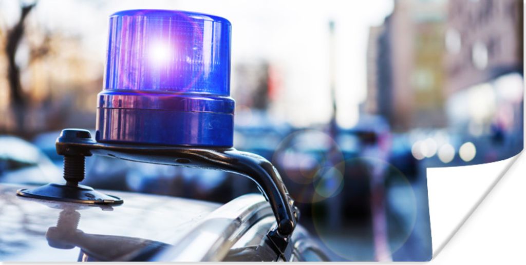 MuchoWow Poster Blinkendes Licht eines Polizeiautos auf ein ziviles Auto 40x20 cm - Poster für die Wand - Poster Schlafzimmer