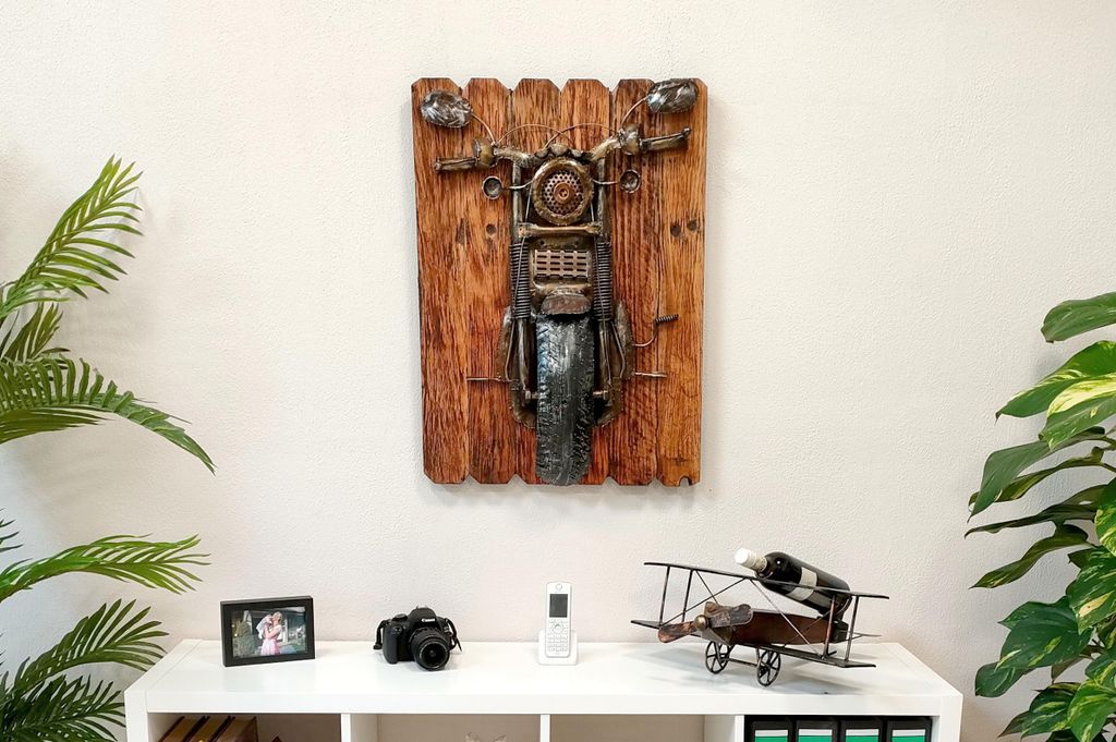 Metall Wandbild Motorrad auf braunen Holz-Planken 55 x 75cm Wand-Deko retro look vintage Skulptur