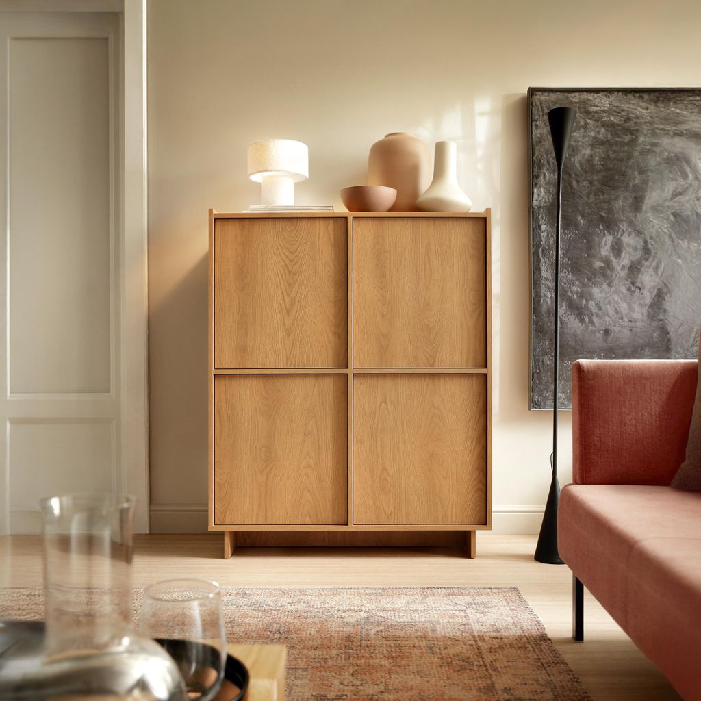 Minimalistische hohe Kommode Hinoki 98 cm mit 4 Türen moderne Holzkommode in Karamell-Eiche Nachbildung grifflose Kommode für Wohnzimmer