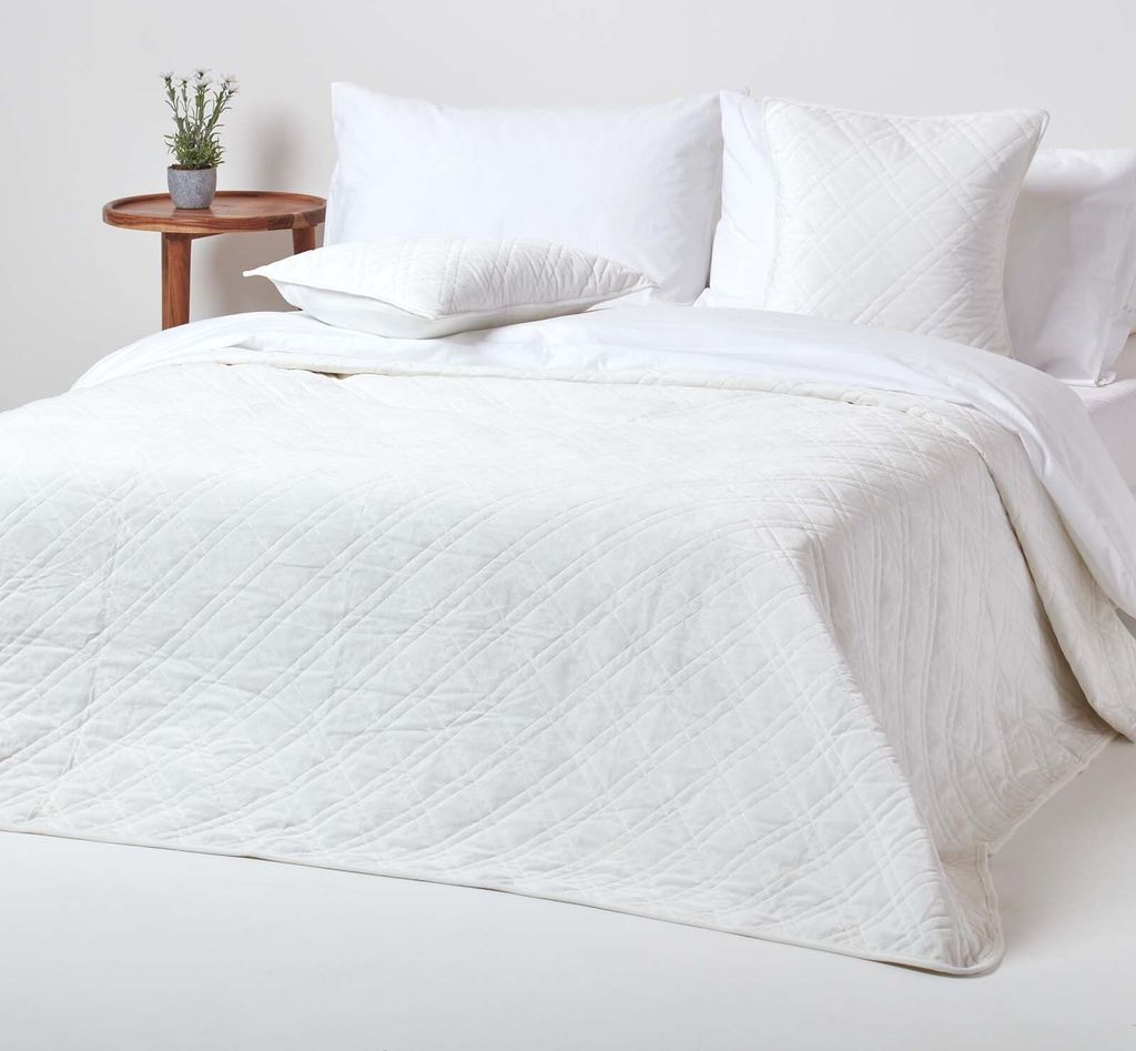 HOMESCAPES Cremefarbene, samtweiche Tagesdecke mit Diamantmuster, 200cm x 200cm