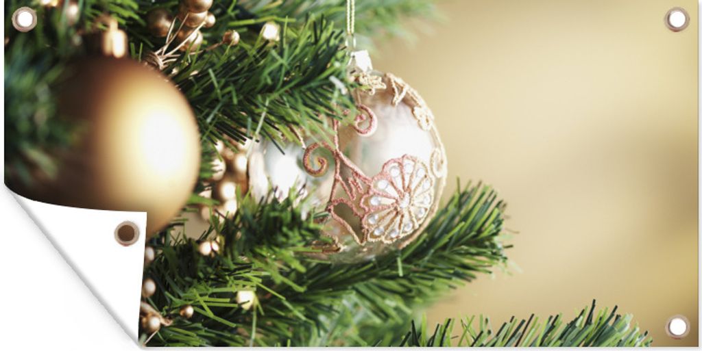 MuchoWow 60x30 cm Outdoor-Poster Gartendeko Sichtschutz Garten Poster für den Garten Nahaufnahme von Weihnachtsschmuck im Weihnachtsbaum