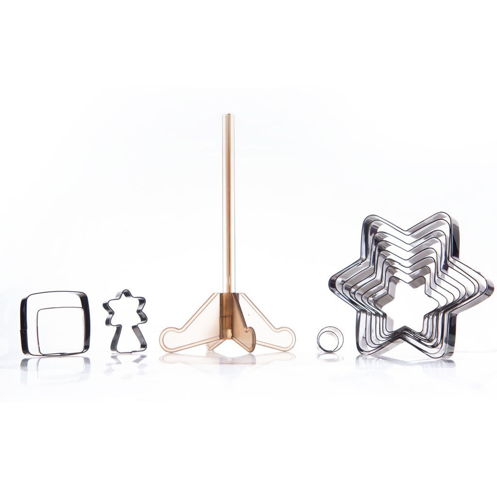 Hit Plätzchenausstecher Set 3D Weihnachtsbaum – 16-teiliges Edelstahl Ausstechformen-Set mit Kunststoffständer, kreatives Weihnachts-Backset