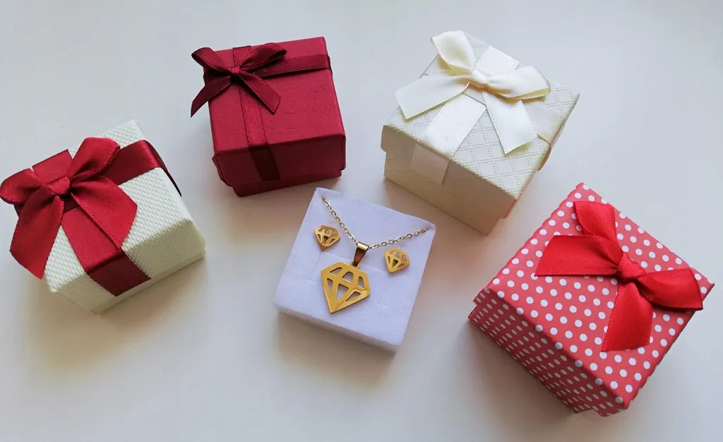 Regala un Sogno: Set Gioielli Acciaio Oro con Scatola Diamante Esclusiva