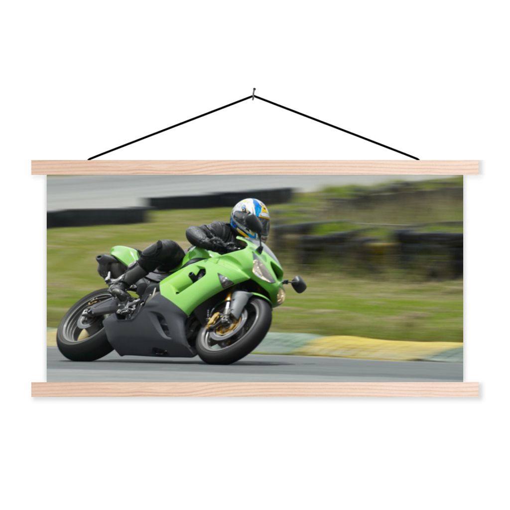 MuchoWow Textilposter Ein Rennmotorrad in einer Kurve 120x60 cm mit holzfarbenen Rahmen - Klemmleiste