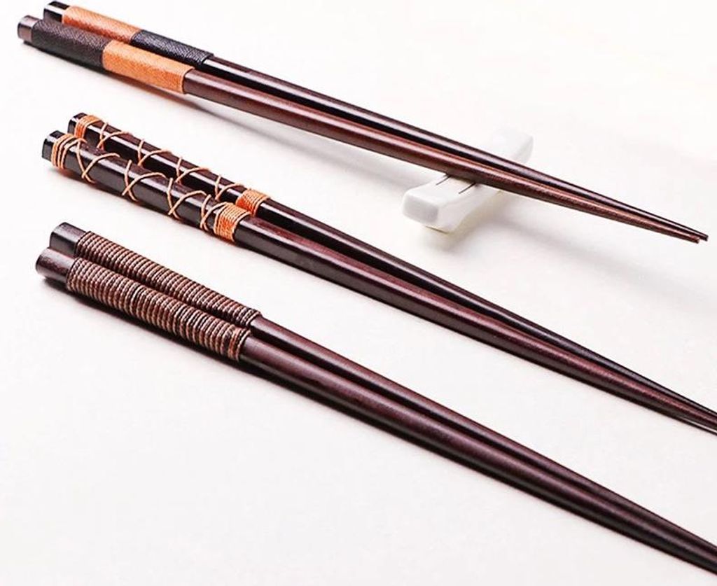 Set mit 6 Paar Sushi-Essstäbchen aus Holz mit handgeflochtenen Griffen