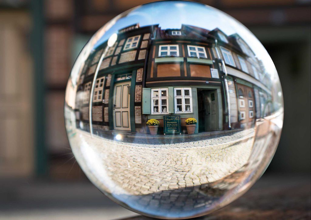 hansepuzzle 24141 - Glaskugel Puzzle, 260 Teile, Gebäude, 41,0 x 28,0cm mit hochwertiger Aufbewahrung, Kartonbox und wiederverschließbarem Beutel