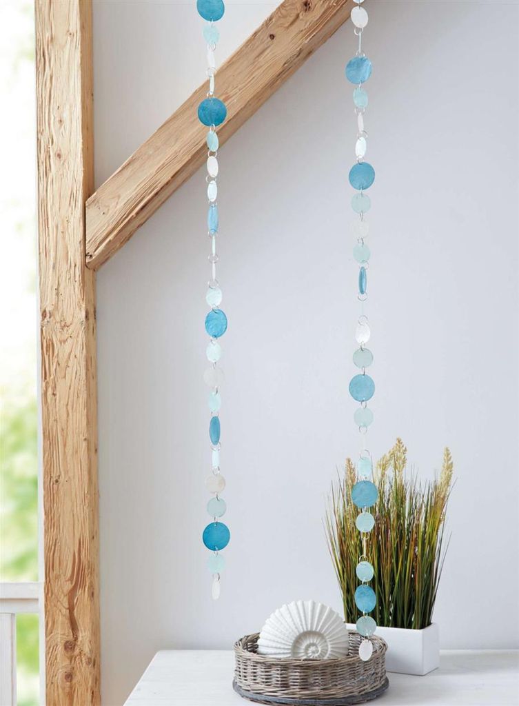 Girlande "Capiz" Muschelgirlande maritim, blau, 110 cm lang, Perlmutt Muschelkette, Hängedeko, Wanddeko, Fensterdeko