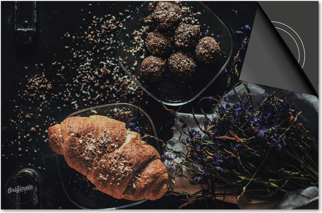 Induktionsschutz 83x51,5 - abdeckplatte Induktion matt- Dietrix Kochfeldschutz- DELUXE - Food - Croissant auf dunklem Hintergrund