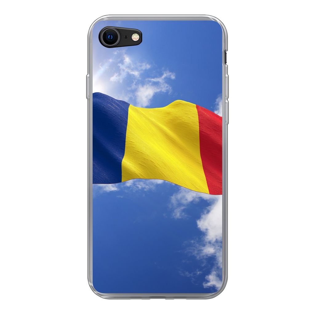 MuchoWow Handyhülle Schutzhülle Hülle für iPhone 8 Rumäniens Flagge weht am Himmel Silikon Softcase Handy Hülle - Schutzhaube