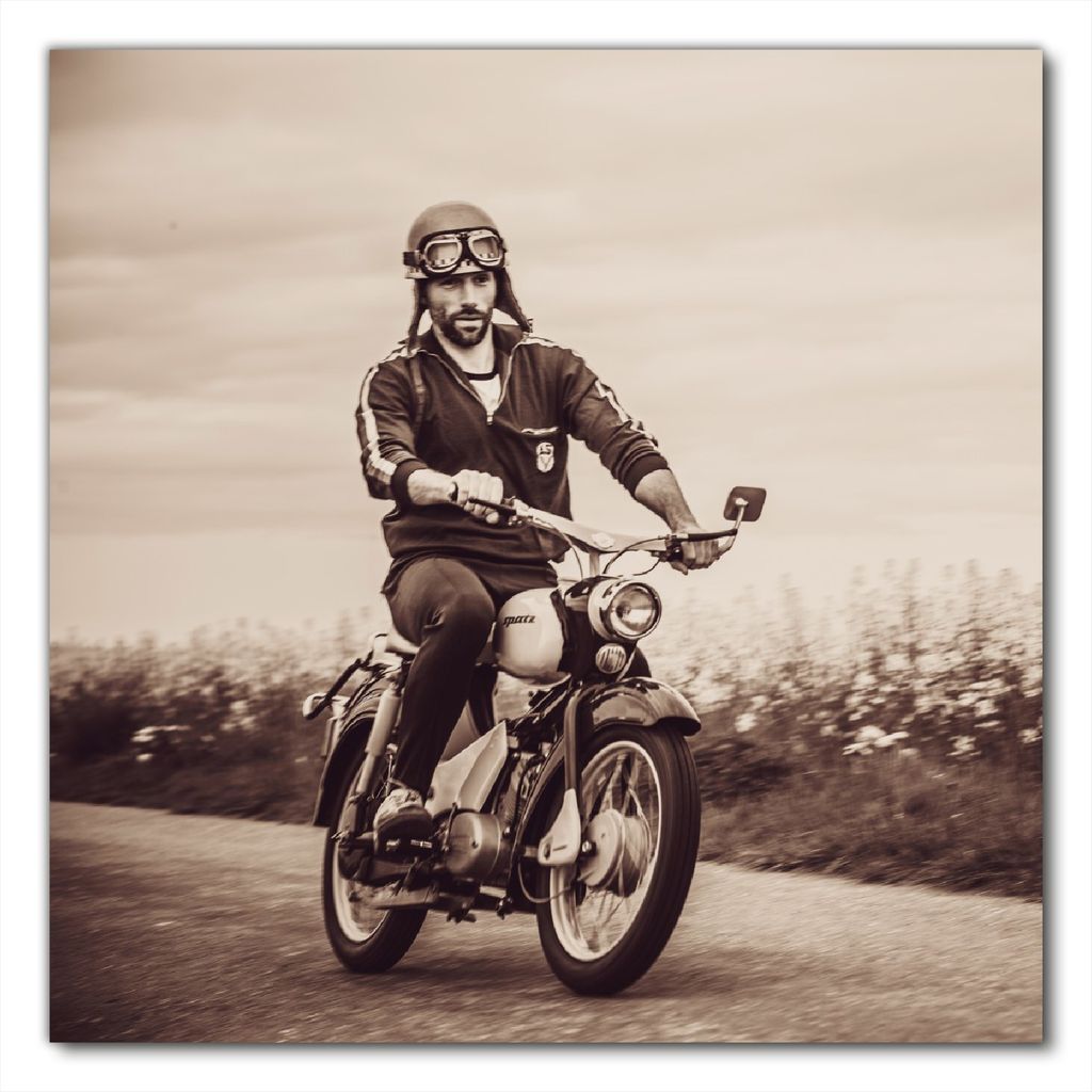 Wallario selbstklebende Möbelfolie/ Tischdecke für Innen und Außen, Größe: 60 x 60 cm - Simson Fahrer in der DDR in Sepiafarben