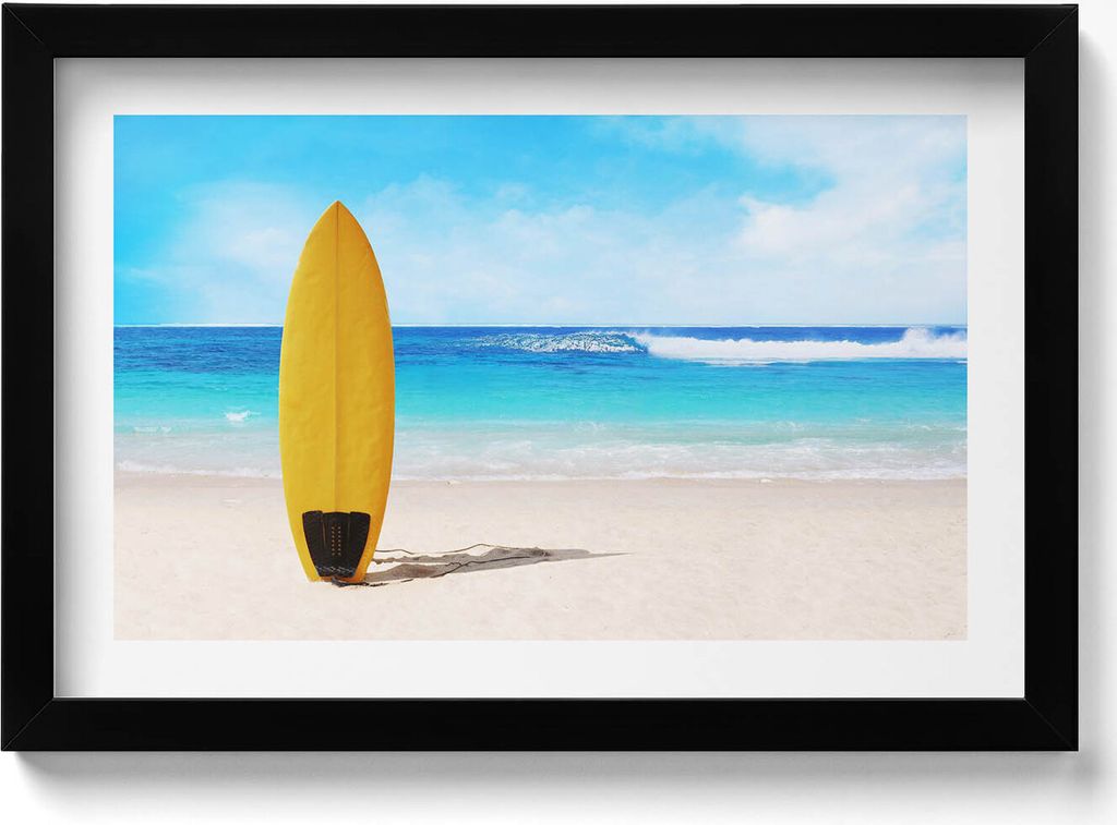 Gelbes Surfbrett am Strand gegen das Meer– Wandbild mit Rahmen – Gerahmtes Bild – Wanddekoration – 30x20 cm – Schwarz Rahmen