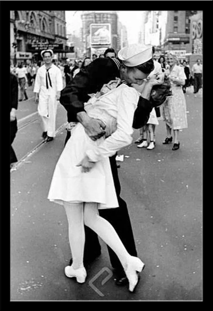 Eisenstaedt, Alfred - Poster - Bacio nel giorno dei VJ + cornice rimovibile, Shinsuke® Maxi MDF nero, vetro acrilico