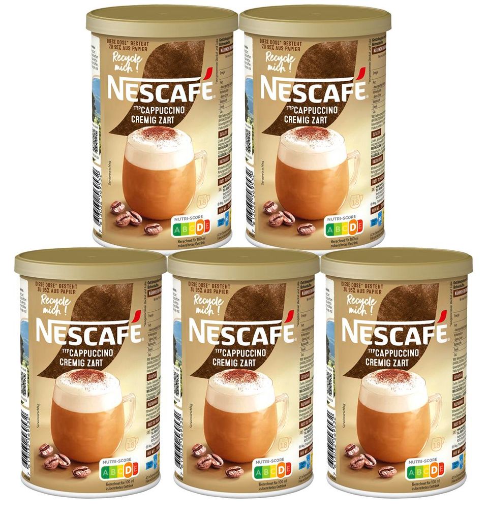 5 Dosen Nescafé Typ Cappuccino Cremig Zart mit beige-braunem Design und Aufschrift ‚Recycle mich!‘. Abgebildet ist ein Glas Cappuccino mit Milchschaum und Kakaopulver sowie einigen Kaffeebohnen.