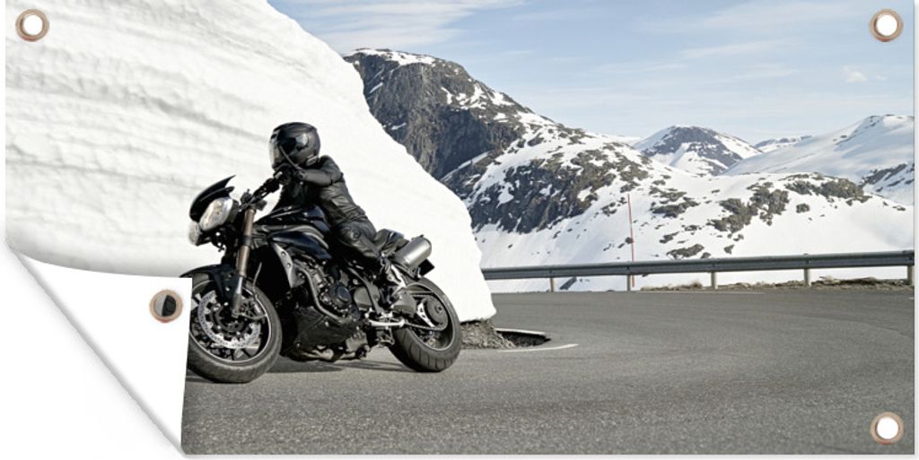 MuchoWow 60x30 cm Outdoor-Poster Gartendeko Sichtschutz Garten Poster für den Garten Ein Motorrad in den verschneiten Bergen