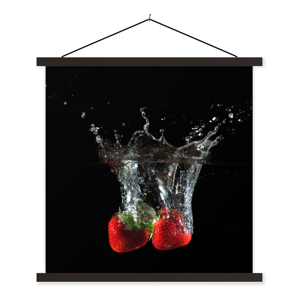 MuchoWow Textilposter Erdbeeren - Obst - Wasser - Schwarz - Rot 60x60 cm mit schwarzem Rahmen - Posteraufhänger