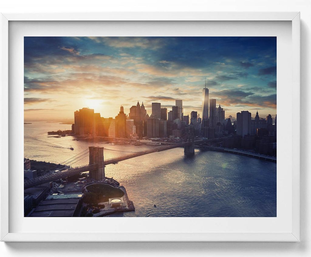 New York Manhattan und Sonnenuntergang– Wandbild mit Rahmen – Gerahmtes Bild – Wanddekoration – 80x60 cm – Weiß Rahmen