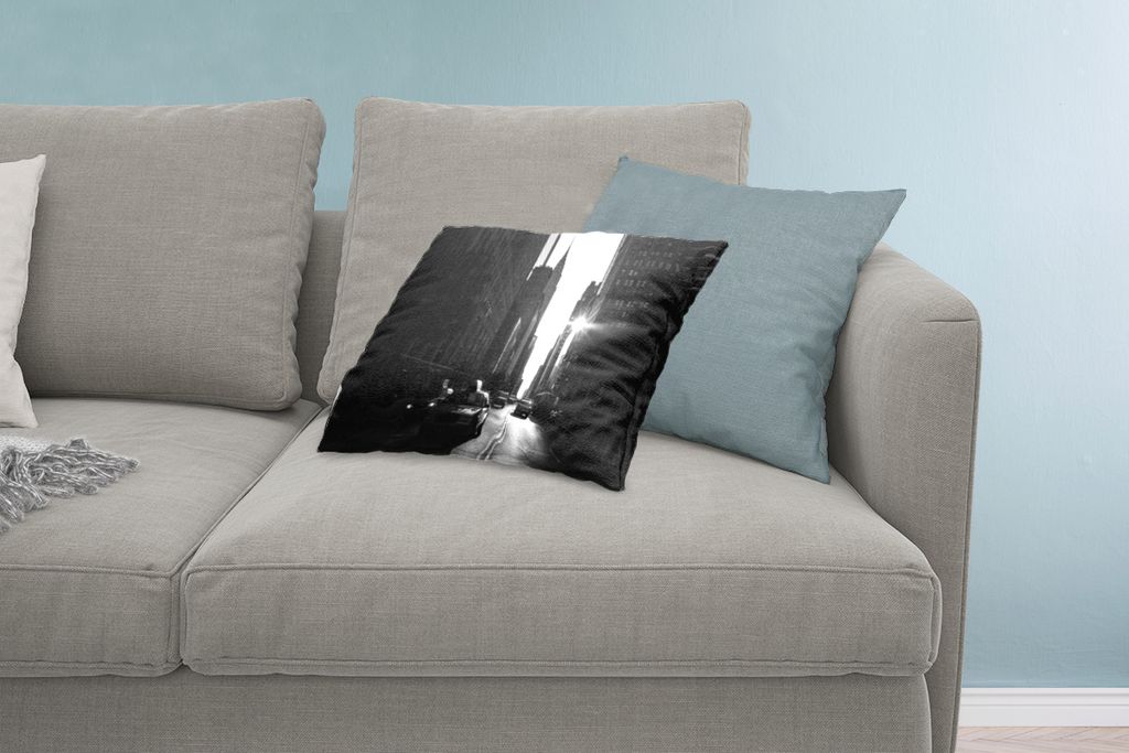MuchoWow Zierkissen Sofakissen Wohnzimmer Dekokissen 60x40 cm Eine ruhige Straße in New York in Schwarz und Weiß - Kopfkissen - Polster mit Foto