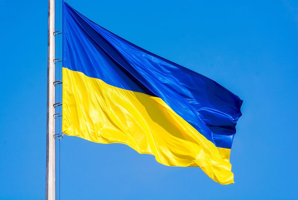 Flagge Ukraine mit Friedenstaube in der Qualität Sturmflagge-Fahne Ukraine  mit Friedenstaube in der Qualität Sturmflagge-Flagge im Fahnenshop bestellen