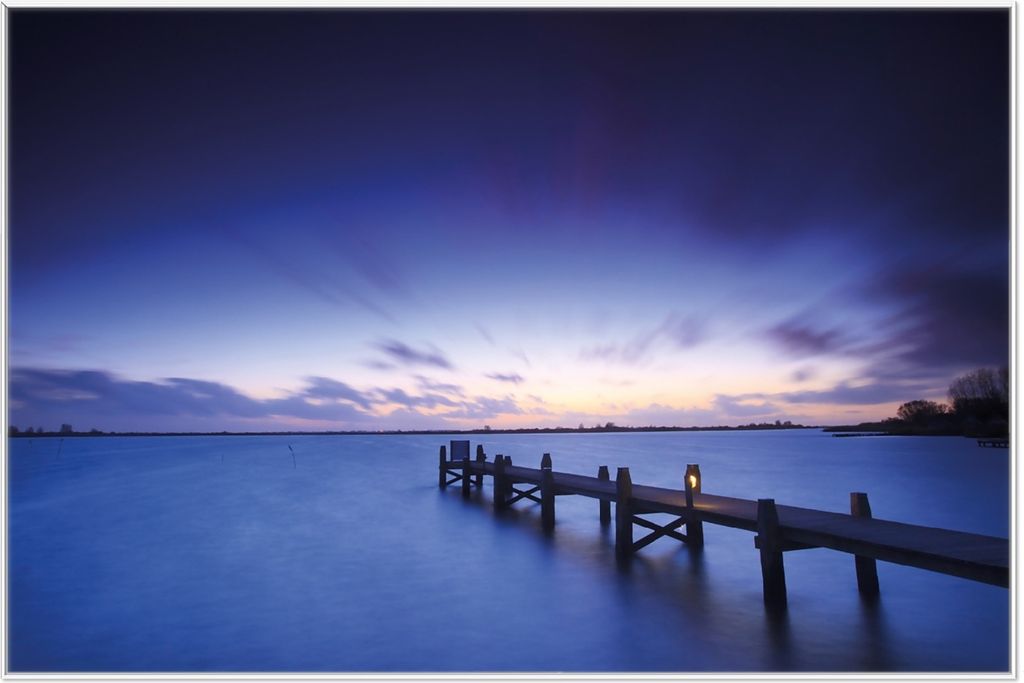 Wallario Wandbild Steg bei Abenddämmerung - Blauer Himmel bei Nacht, Größe: 61 x 91,50 cm, Poster mit weißem Aluminiumrahmen